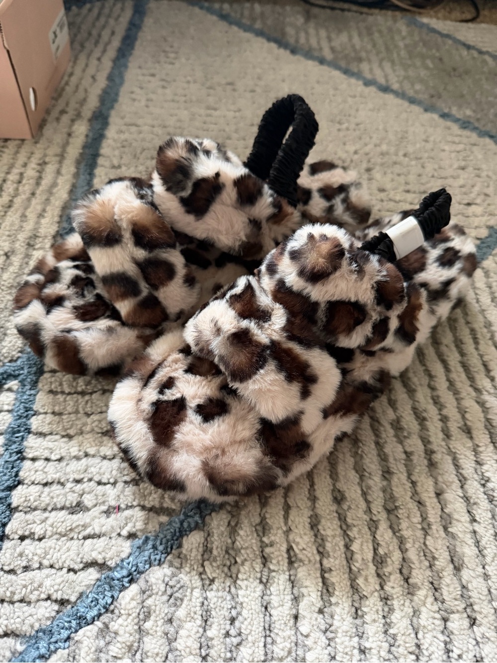 NWT Shayla Snow Leopard Faux Fur Slipper Boots Size 9